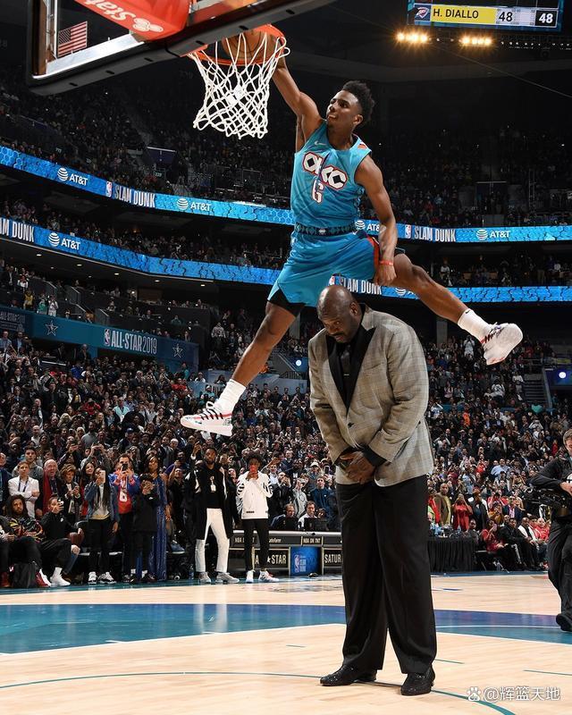 抢镜登场！NBA比赛中球员大秀扣篮的简单介绍